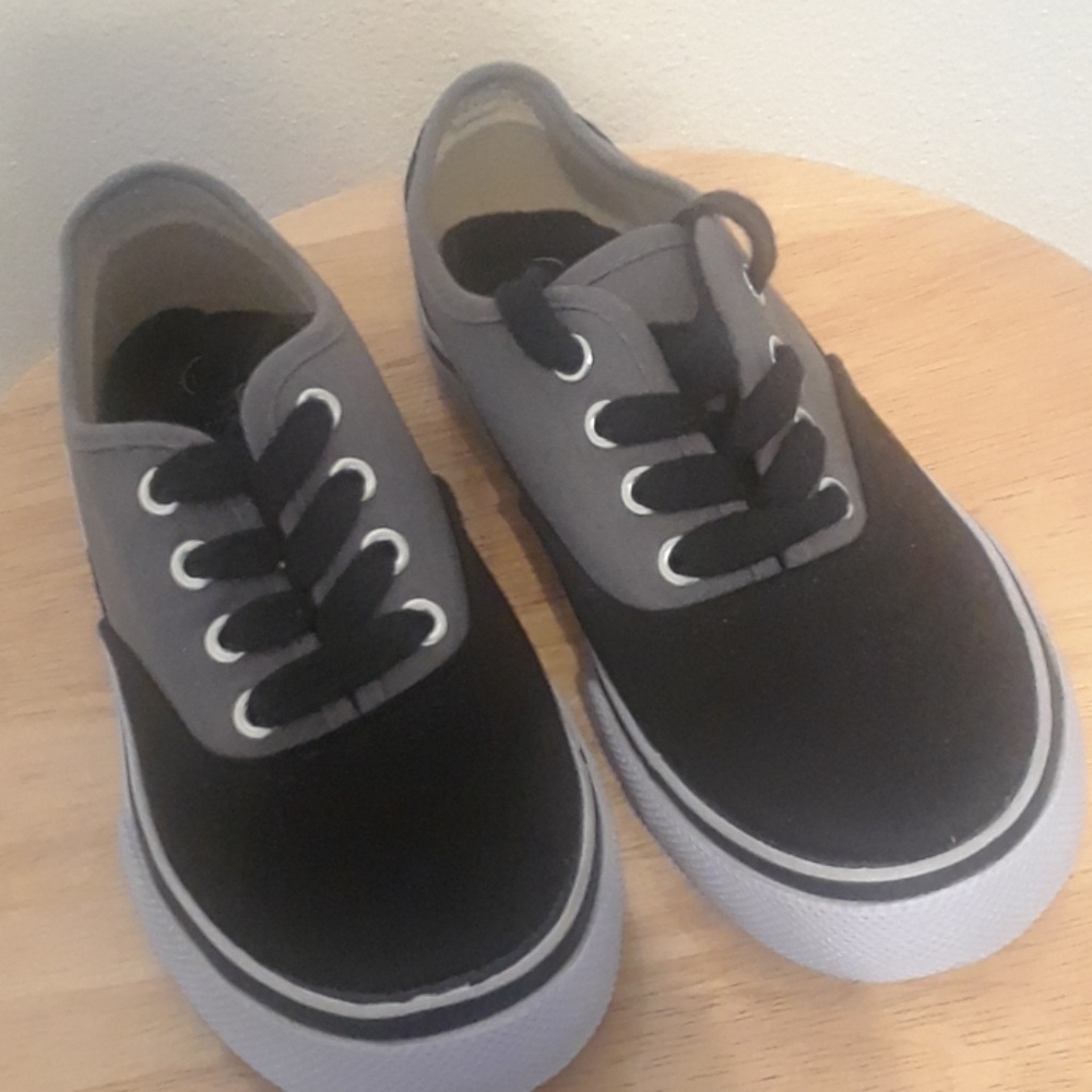 Gently used boys Airwalk shoes